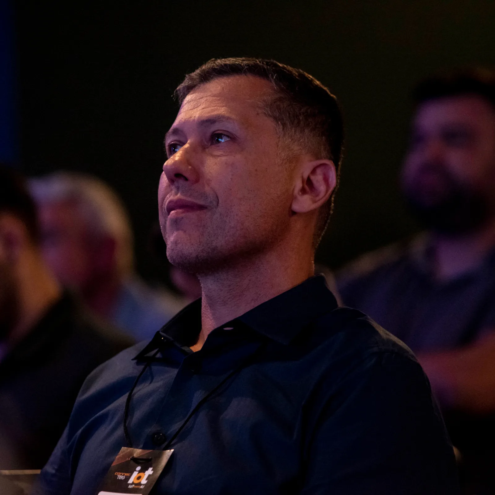 Rafael Galasso na plateia de um evento, observando a apresentação